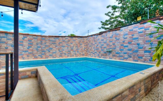 Playa, rentabilidad y estilo de vida — todo en un solo lugar casa con piscina privada a 500mts de la playa en Jaco. Cod. 143526