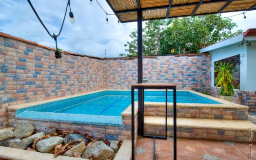 Playa, rentabilidad y estilo de vida — todo en un solo lugar casa con piscina privada a 500mts de la playa en Jaco. Cod. 143526