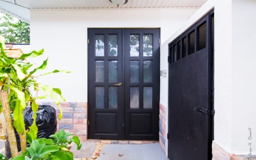 Playa, rentabilidad y estilo de vida — todo en un solo lugar casa con piscina privada a 500mts de la playa en Jaco. Cod. 143526