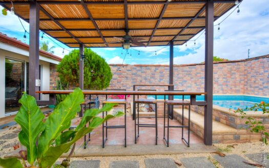 Playa, rentabilidad y estilo de vida — todo en un solo lugar casa con piscina privada a 500mts de la playa en Jaco. Cod. 143526