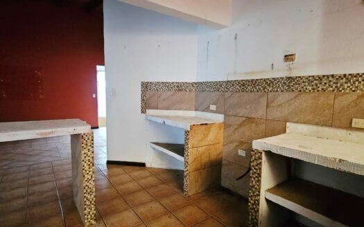 ¡REMATE BANCARIO! Oportunidad de Casa de Una Planta con Local Comercial y Amplio Terreno de 600 m2 en Tambor de Alajuela. COD. 143779