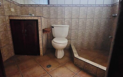 ¡REMATE BANCARIO! Oportunidad de Casa de Una Planta con Local Comercial y Amplio Terreno de 600 m2 en Tambor de Alajuela. COD. 143779