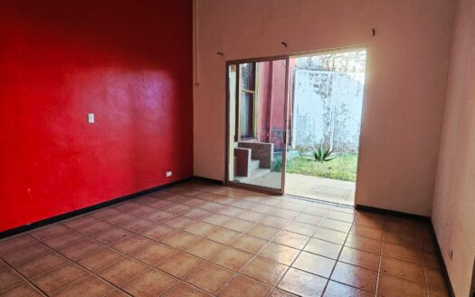 ¡REMATE BANCARIO! Oportunidad de Casa de Una Planta con Local Comercial y Amplio Terreno de 600 m2 en Tambor de Alajuela. COD. 143779