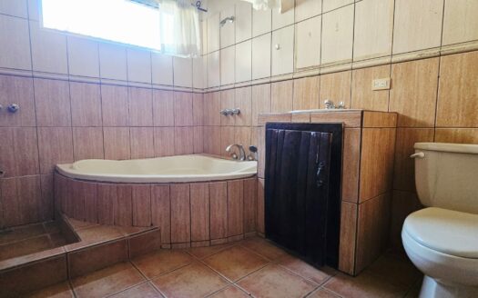 ¡REMATE BANCARIO! Oportunidad de Casa de Una Planta con Local Comercial y Amplio Terreno de 600 m2 en Tambor de Alajuela. COD. 143779