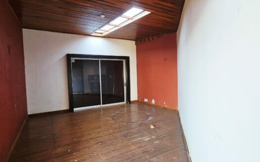 ¡REMATE BANCARIO! Oportunidad de Casa de Una Planta con Local Comercial y Amplio Terreno de 600 m2 en Tambor de Alajuela. COD. 143779