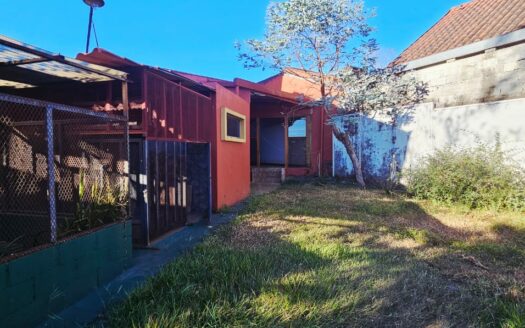 ¡REMATE BANCARIO! Oportunidad de Casa de Una Planta con Local Comercial y Amplio Terreno de 600 m2 en Tambor de Alajuela. COD. 143779