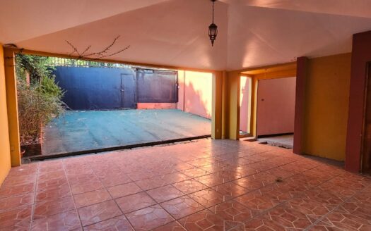 ¡REMATE BANCARIO! Oportunidad de Casa de Una Planta con Local Comercial y Amplio Terreno de 600 m2 en Tambor de Alajuela. COD. 143779