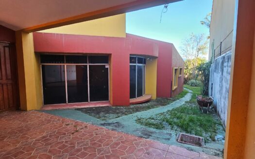 ¡REMATE BANCARIO! Oportunidad de Casa de Una Planta con Local Comercial y Amplio Terreno de 600 m2 en Tambor de Alajuela. COD. 143779