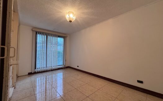 Oportunidad! Pinares de Curridabat: Condominio de 2 Plantas con 3 Habitaciones + Servicio. #144693