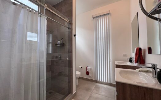 Curridabat: Casa en Condominio Ayarco 385 100% Amueblada con Espectaculares Acabados + 3 Parqueos. #145684