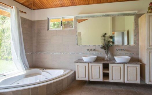 Casa En Venta En Atenas, Hacienda Atenas Con Piscina Infinity Y Amplio Terreno – House For Sale In Atenas, Hacienda Atenas With Infinity Pool And Large Lot.cod.144035