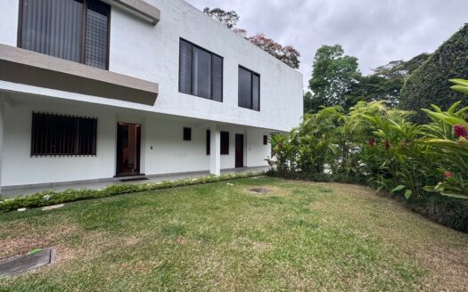 Oportunidad! Pinares de Curridabat: Condominio de 2 Plantas con 3 Habitaciones + Servicio. #144693