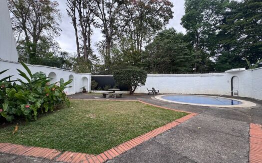 Oportunidad! Pinares de Curridabat: Condominio de 2 Plantas con 3 Habitaciones + Servicio. #144693