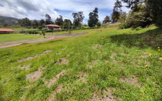Hermoso y amplio lote de 750 m2 con espectaculares vistas en exclusivo condominio en Poás de Alajuela a precio de OPORTUNIDAD! COD. 146028