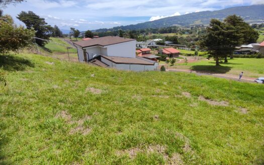 Hermoso y amplio lote de 750 m2 con espectaculares vistas en exclusivo condominio en Poás de Alajuela a precio de OPORTUNIDAD! COD. 146028