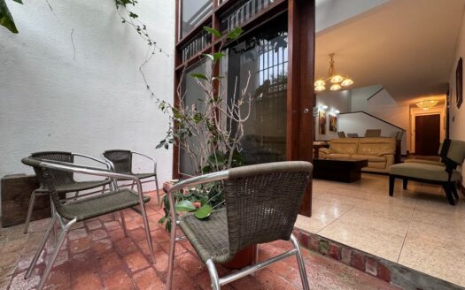 Oportunidad! Pinares de Curridabat: Condominio de 2 Plantas con 3 Habitaciones + Servicio. #144693