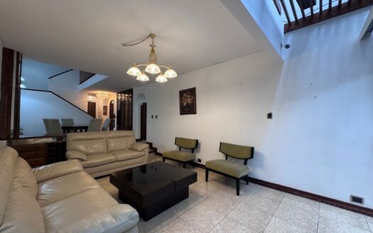 Oportunidad! Pinares de Curridabat: Condominio de 2 Plantas con 3 Habitaciones + Servicio. #144693