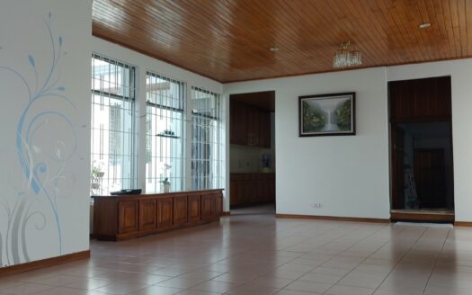 Curridabat: Amplia Casa en Urbanización El Prado con 473 Metros de Lote. #145242