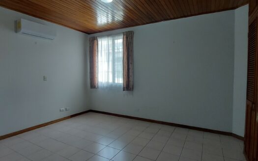 Curridabat: Amplia Casa en Urbanización El Prado con 473 Metros de Lote. #145242