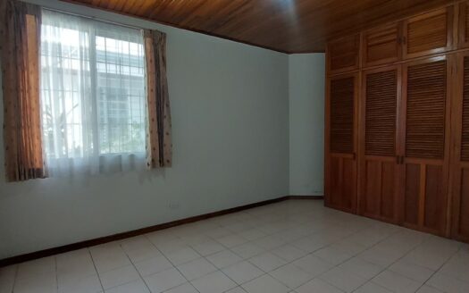 Curridabat: Amplia Casa en Urbanización El Prado con 473 Metros de Lote. #145242