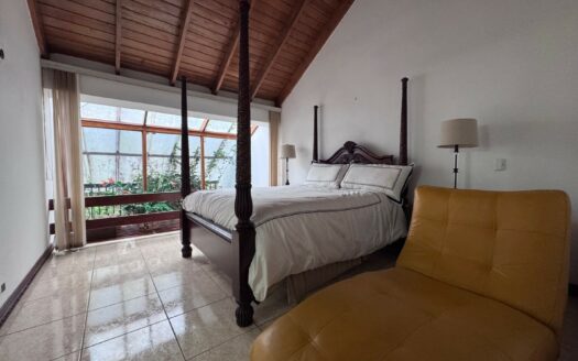 Oportunidad! Pinares de Curridabat: Condominio de 2 Plantas con 3 Habitaciones + Servicio. #144693