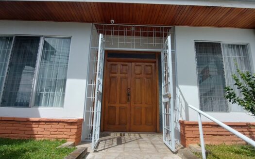 Curridabat: Amplia Casa en Urbanización El Prado con 473 Metros de Lote. #145242