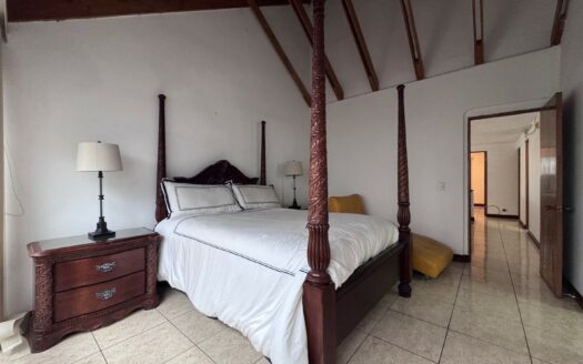 Oportunidad! Pinares de Curridabat: Condominio de 2 Plantas con 3 Habitaciones + Servicio. #144693