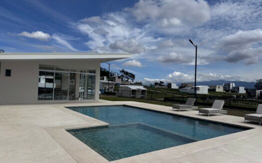 Curridabat: Casa en Condominio Ayarco 385 100% Amueblada con Espectaculares Acabados + 3 Parqueos. #145684