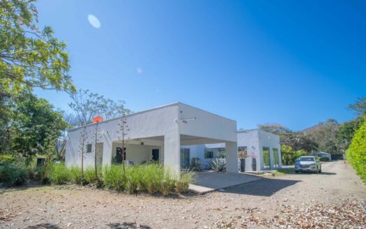 Casa Moderna con Piscina en Santa Cruz – Amplio Terreno y Privacidad a 20 Min de Tamarindo 🌿 COD:145852