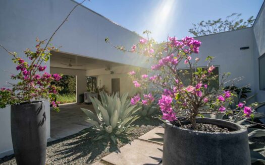 Casa Moderna con Piscina en Santa Cruz – Amplio Terreno y Privacidad a 20 Min de Tamarindo 🌿 COD:145852