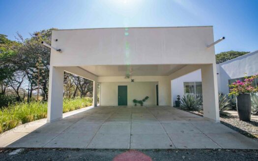 Casa Moderna con Piscina en Santa Cruz – Amplio Terreno y Privacidad a 20 Min de Tamarindo 🌿 COD:145852
