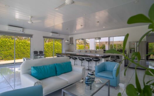 Casa Moderna con Piscina en Santa Cruz – Amplio Terreno y Privacidad a 20 Min de Tamarindo 🌿 COD:145852