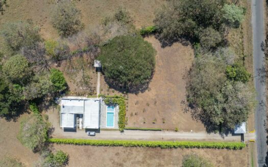 Casa Moderna con Piscina en Santa Cruz – Amplio Terreno y Privacidad a 20 Min de Tamarindo 🌿 COD:145852