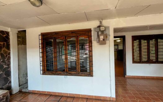 Casa de 2 habitaciones en venta en San Rafael Arriba de Desamparados, barrio tranquilo y cerca de todo COD#143974