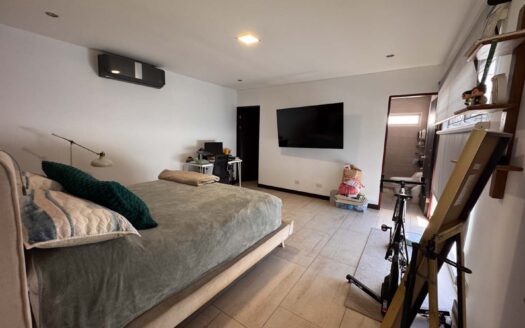 Casa En Venta En Lindora Santa Ana, Condominio Exclusivo De 4 Casas, Con Dormitorio en Primer Piso. Cod. 145892