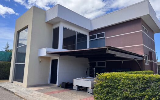 Casa En Venta En Lindora Santa Ana, Condominio Exclusivo De 4 Casas, Con Dormitorio en Primer Piso. Cod. 145892
