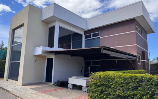 Casa En Venta En Lindora Santa Ana, Condominio Exclusivo De 4 Casas, Con Dormitorio en Primer Piso. Cod. 145892