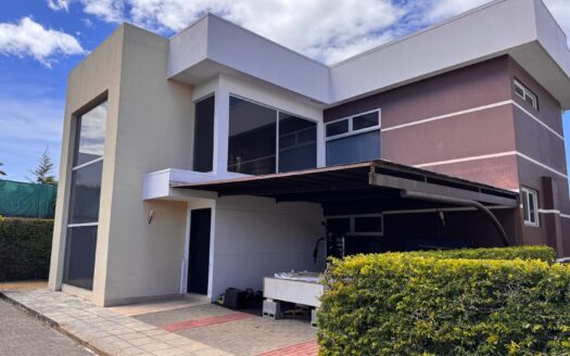 Casa En Venta En Lindora Santa Ana, Condominio Exclusivo De 4 Casas, Con Dormitorio en Primer Piso. Cod. 145892