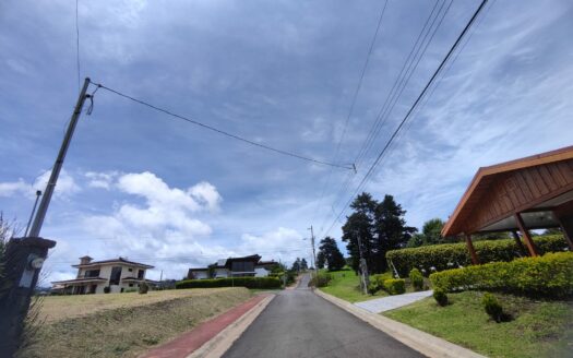 Hermoso y amplio lote de 750 m2 con espectaculares vistas en exclusivo condominio en Poás de Alajuela a precio de OPORTUNIDAD! COD. 146028