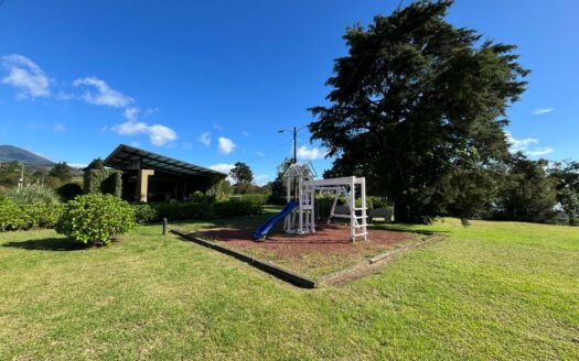 Hermoso y amplio lote de 750 m2 con espectaculares vistas en exclusivo condominio en Poás de Alajuela a precio de OPORTUNIDAD! COD. 146028