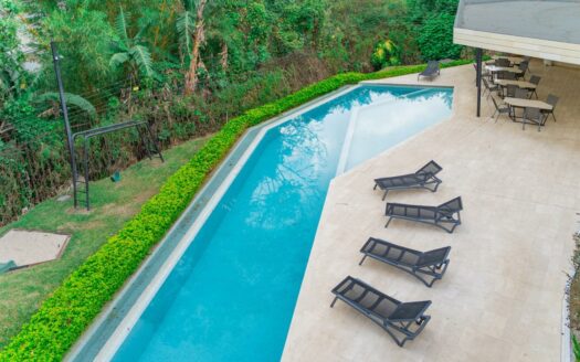 Viva en Escazú en está preciosa casa contemporánea, espaciosa y con increíbles vistas, en condominio. Cód 145084