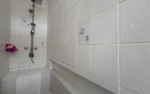 Casa de 3 Niveles, con 4 Habitaciones y en Residencial Seguro en Llorente de Tibás COD 145516