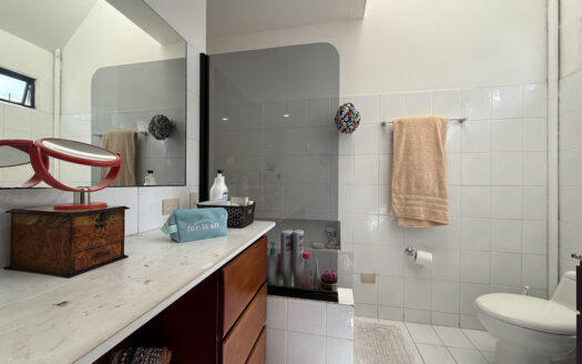 Casa de 3 Niveles, con 4 Habitaciones y en Residencial Seguro en Llorente de Tibás COD 145516