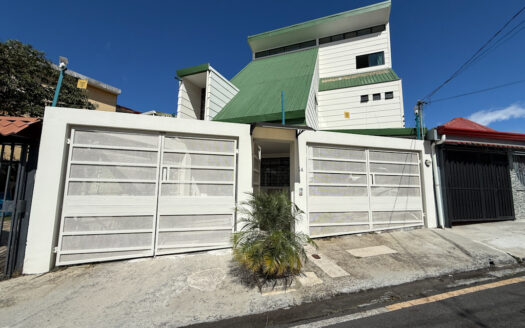 Casa de 3 Niveles, con 4 Habitaciones y en Residencial Seguro en Llorente de Tibás COD 145516