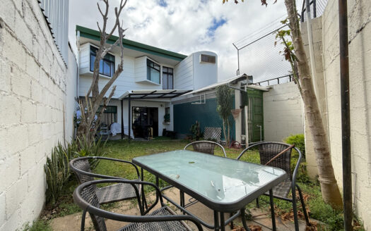 Casa de 3 Niveles, con 4 Habitaciones y en Residencial Seguro en Llorente de Tibás COD 145516