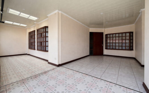 Casa de 2 Plantas, con 5 Habitaciones en Residencial Jardines de Moravia COD 145597