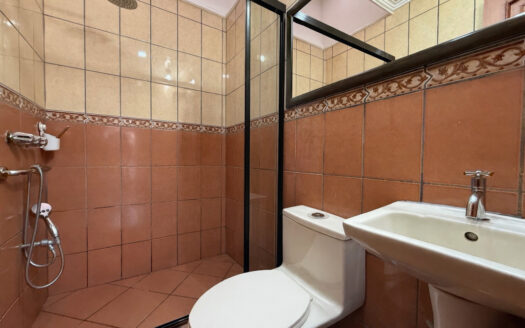 Casa de 2 Plantas, con 5 Habitaciones en Residencial Jardines de Moravia COD 145597