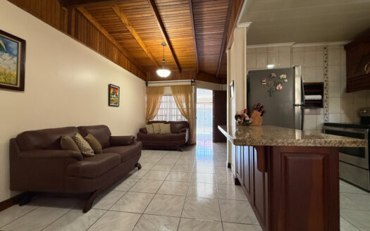 Casa de 2 Plantas, con 5 Habitaciones en Residencial Jardines de Moravia COD 145597