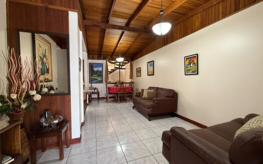 Casa de 2 Plantas, con 5 Habitaciones en Residencial Jardines de Moravia COD 145597