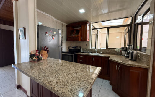 Casa de 2 Plantas, con 5 Habitaciones en Residencial Jardines de Moravia COD 145597